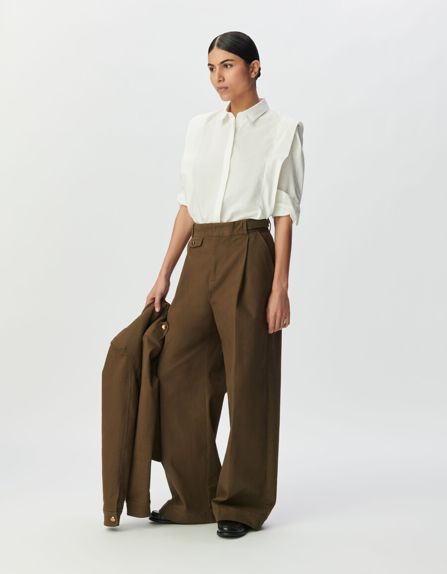 camisa blanca de mujer con aberturas laterales