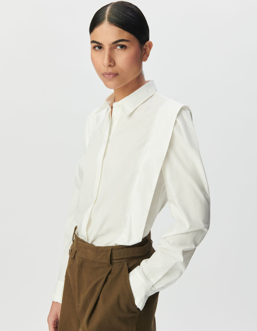 camisa blanca de mujer con aberturas laterales