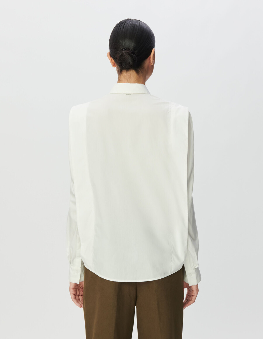 camisa blanca de mujer con aberturas laterales