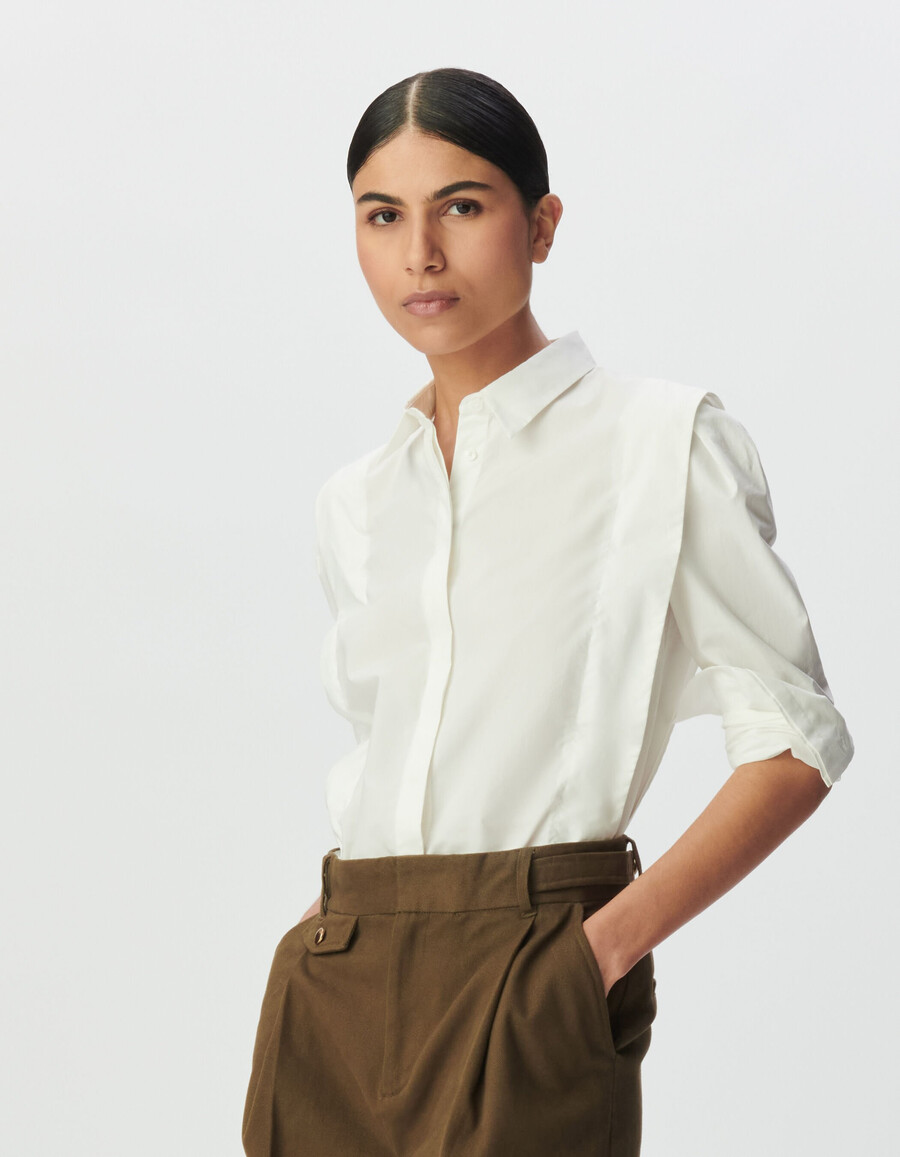 camisa blanca de mujer con aberturas laterales
