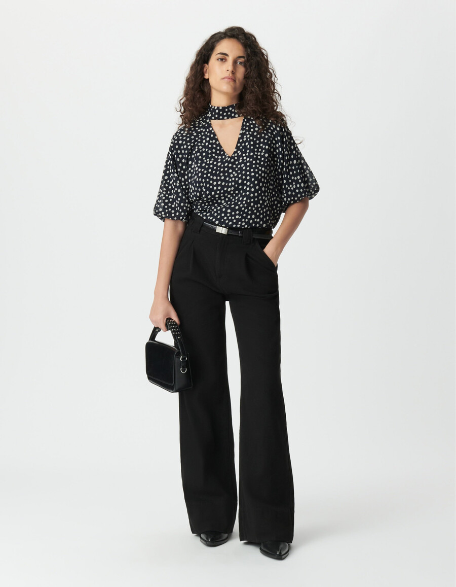 blusa fluida de lunares azul marino con mangas globo para mujer