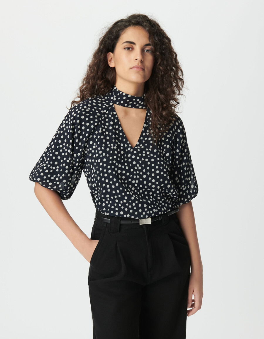 blusa fluida de lunares azul marino con mangas globo para mujer
