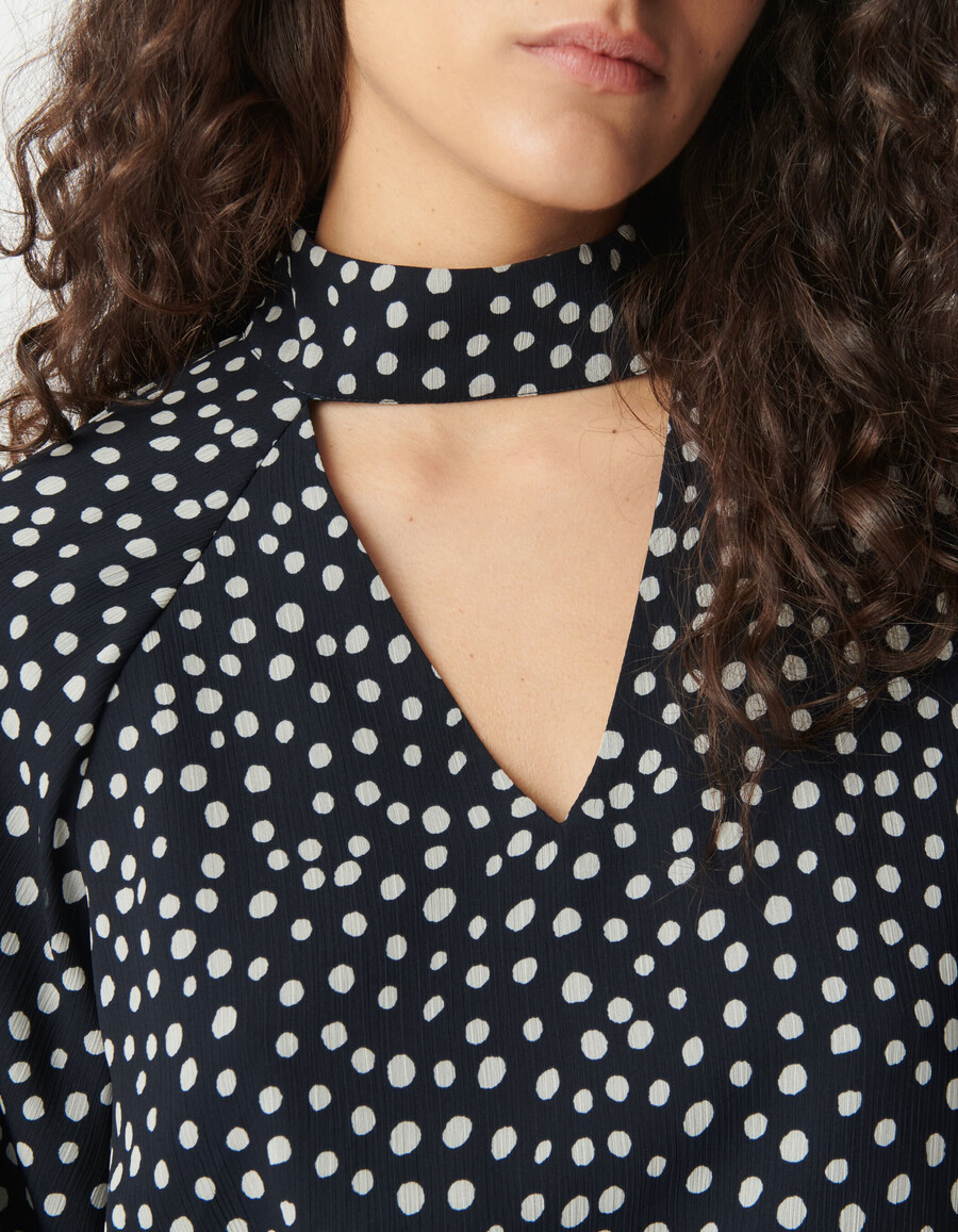 blusa fluida de lunares azul marino con mangas globo para mujer