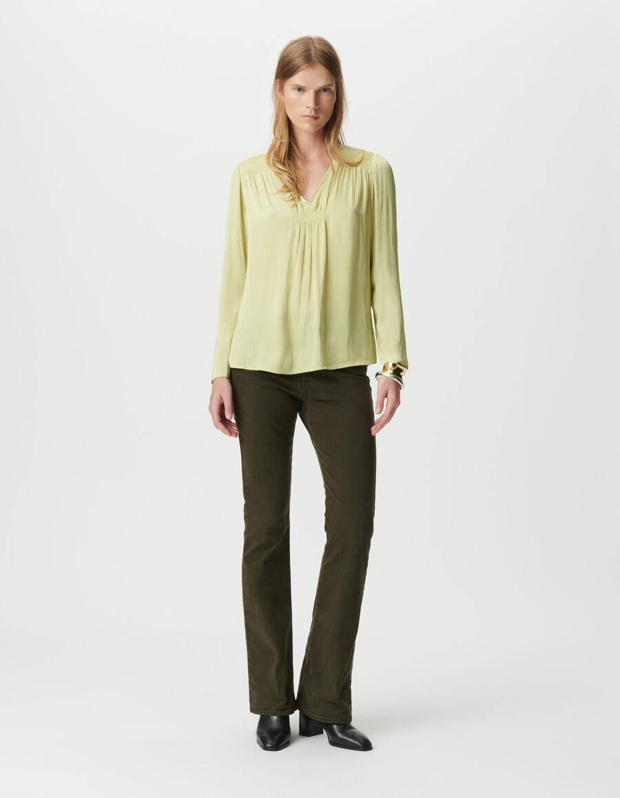 blusa verde fluida para mujer con detalles tipo bata