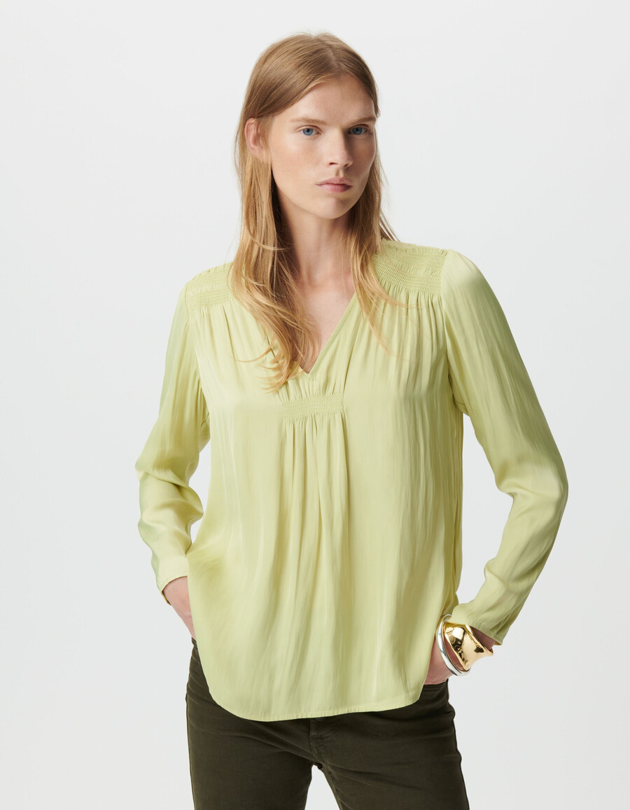 blusa verde fluida para mujer con detalles tipo bata