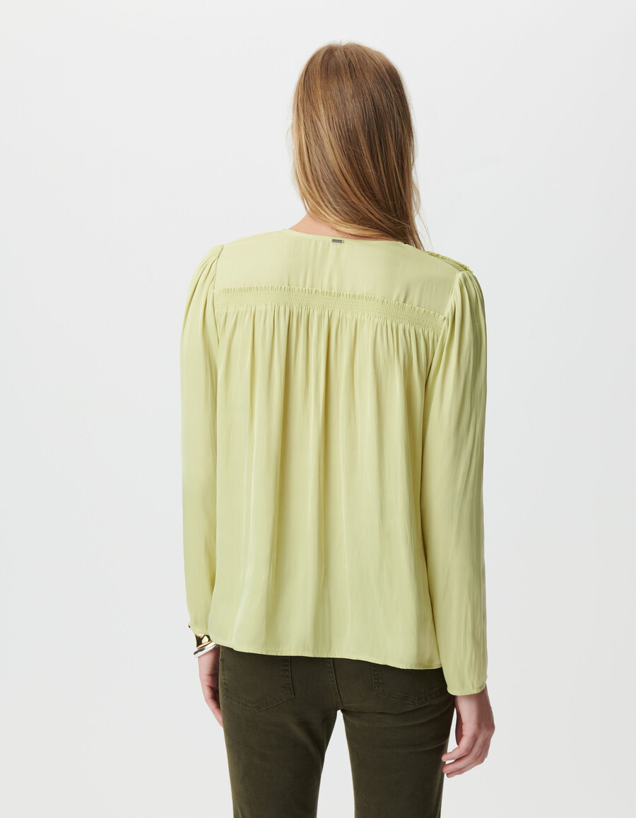 blusa verde fluida para mujer con detalles tipo bata