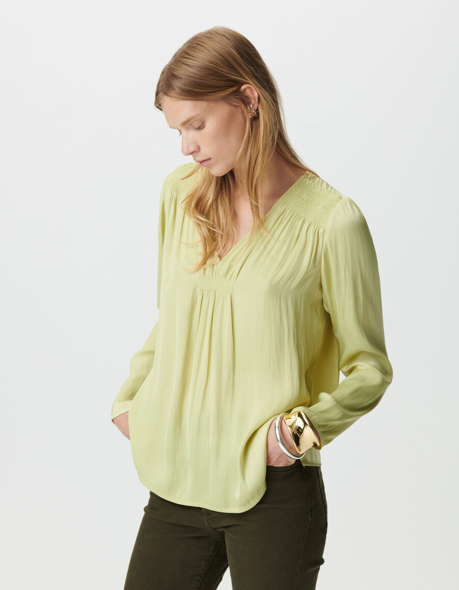 blusa verde fluida para mujer con detalles tipo bata