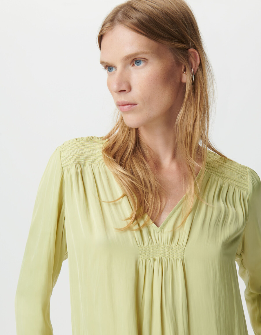 blusa verde fluida para mujer con detalles tipo bata