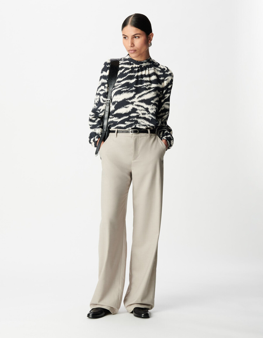 blusa negra con estampado de cebra para mujer