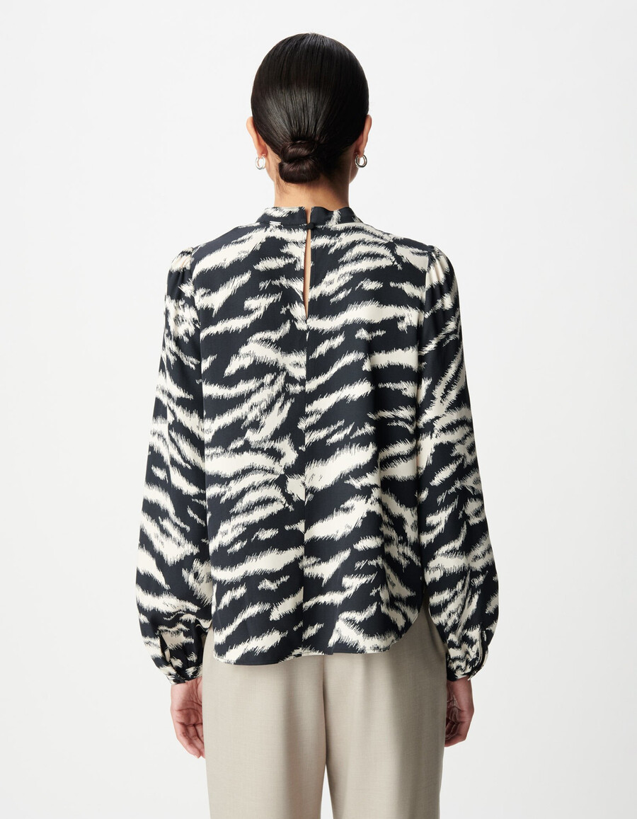 blusa negra con estampado de cebra para mujer