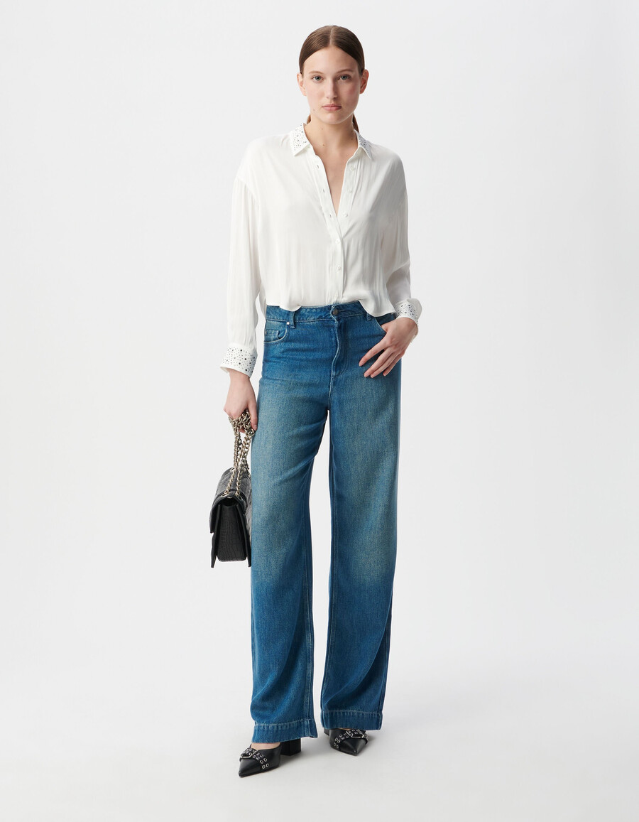 camisa blanca fluida con tachuelas y pedrería para mujer