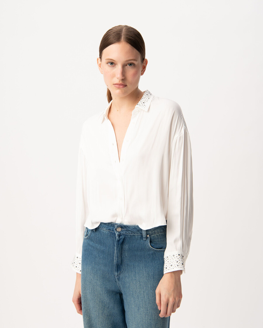 camisa blanca fluida con tachuelas y pedrería para mujer