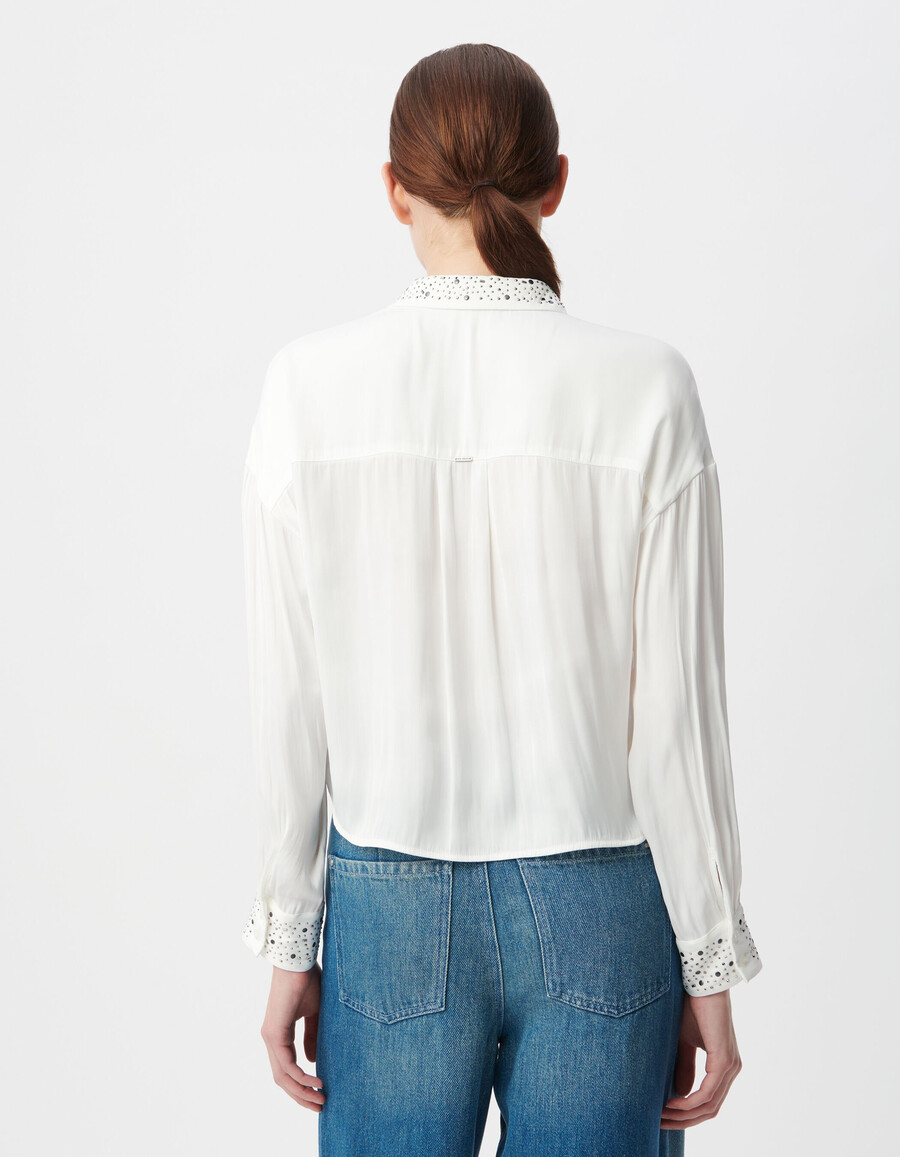 camisa blanca fluida con tachuelas y pedrería para mujer