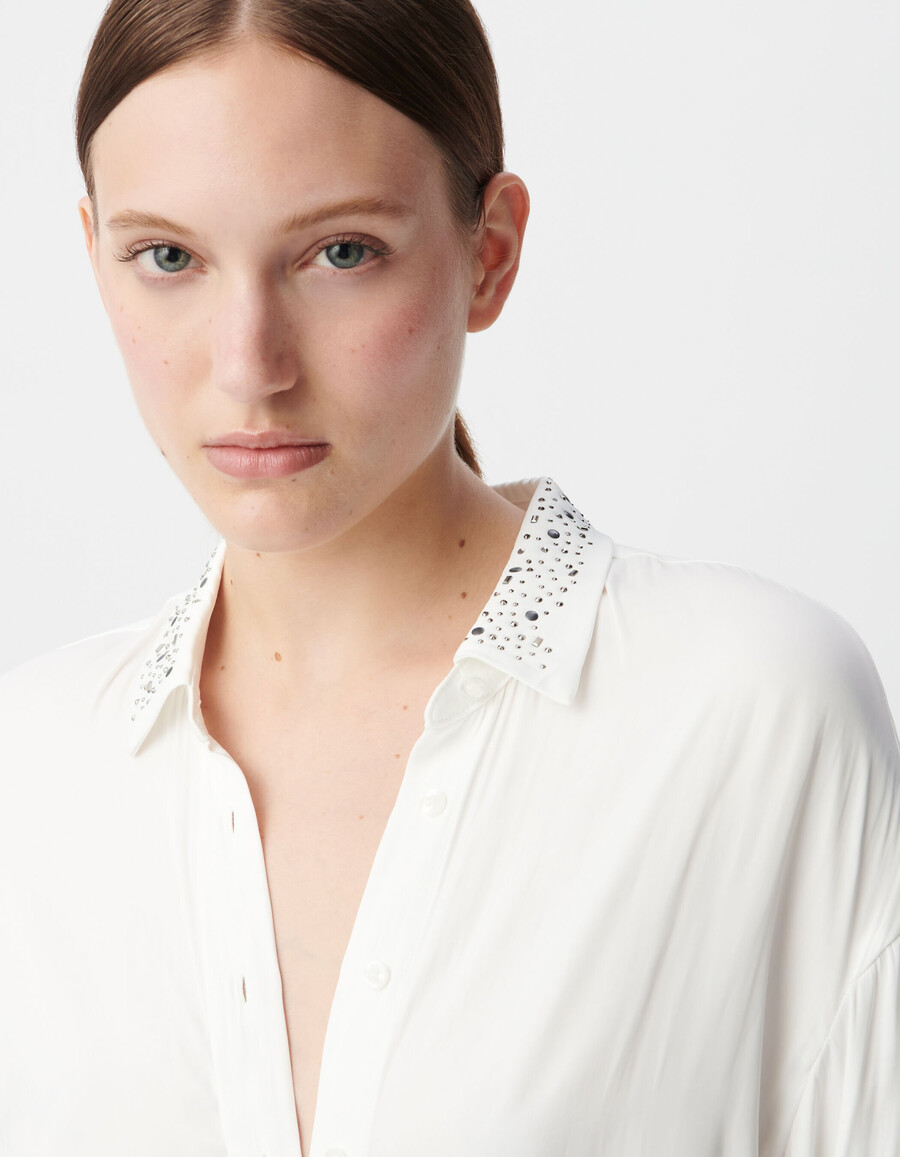 camisa blanca fluida con tachuelas y pedrería para mujer