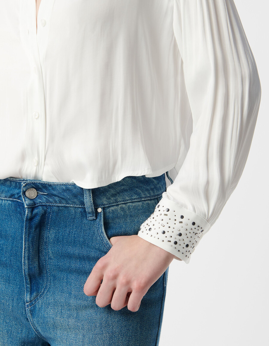 camisa blanca fluida con tachuelas y pedrería para mujer