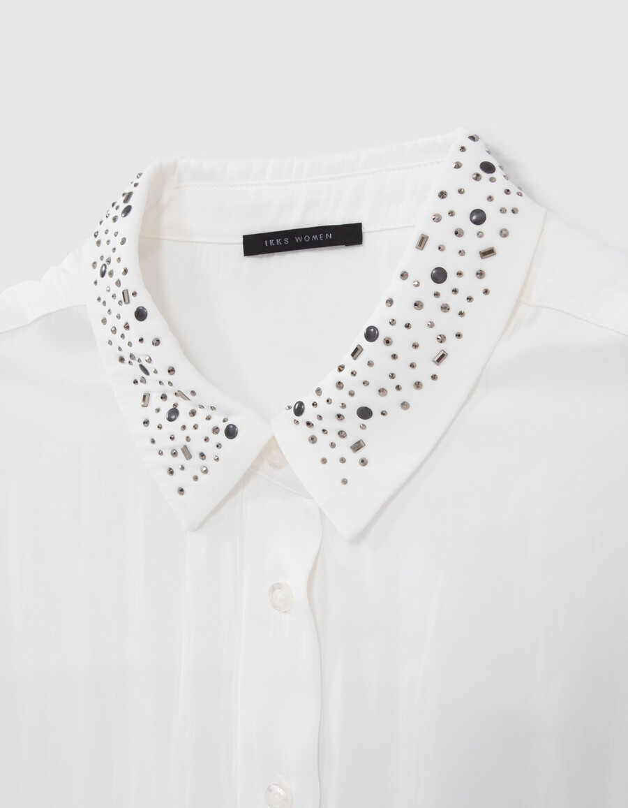 camisa blanca fluida con tachuelas y pedrería para mujer