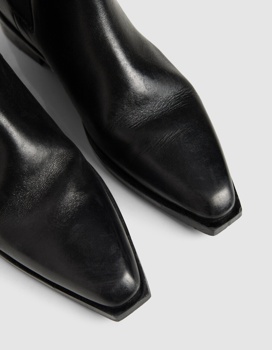 botas chelsea de piel negra con punta puntiaguda para mujer