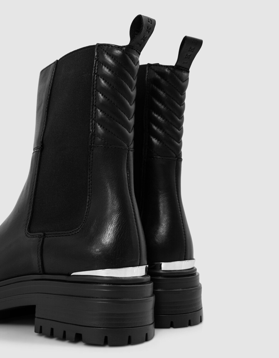 botas de cuero negras chelsa con pasador de metal para mujer