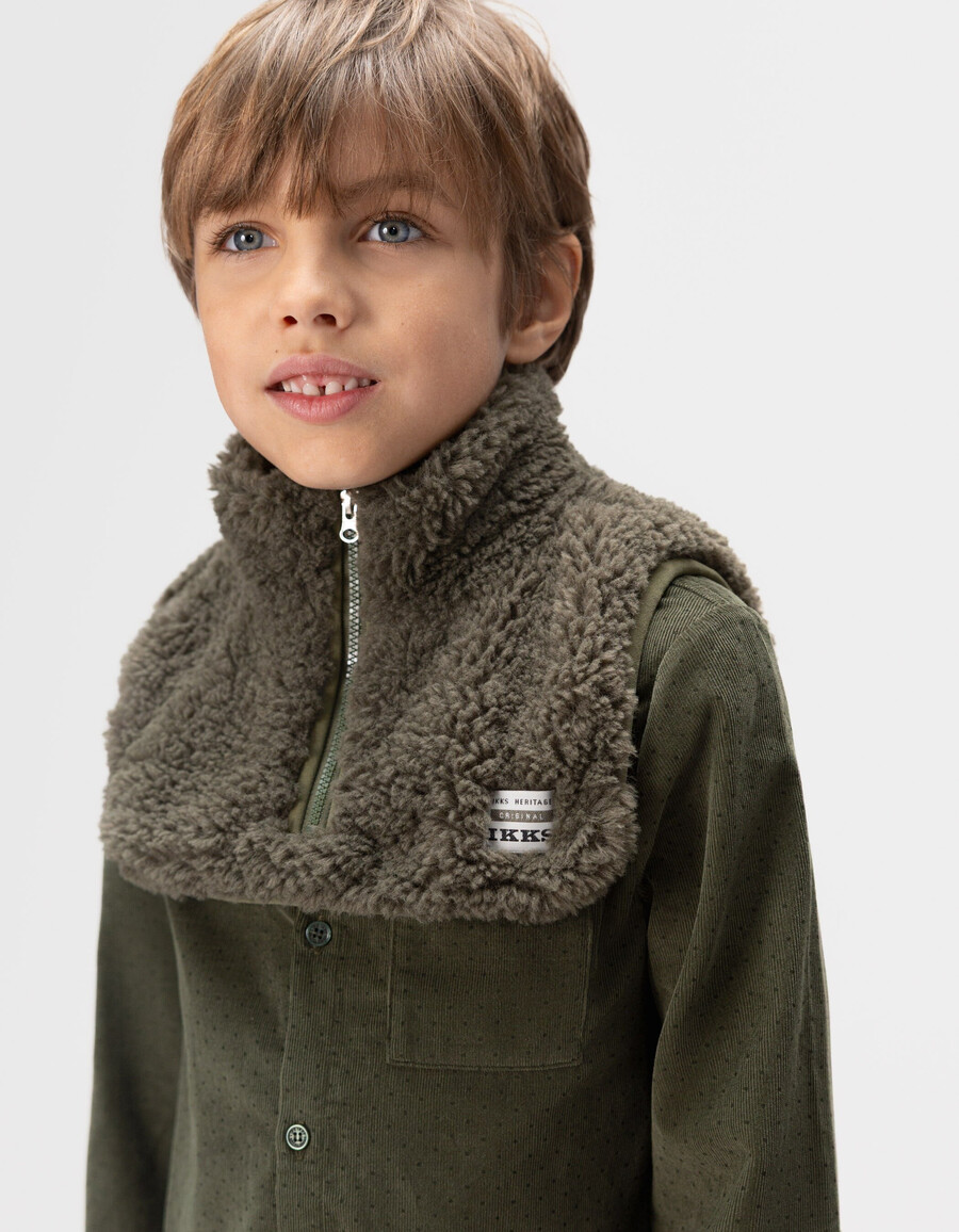 calentador de cuello con cremallera de sherpa caqui para niño