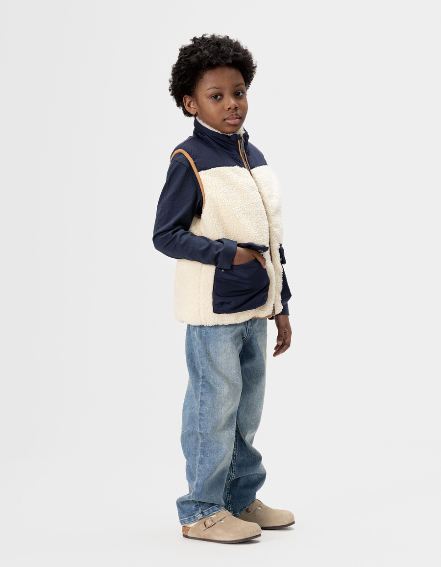 chaqueta acolchada sin mangas reversible en color crudo y azul marino para niño