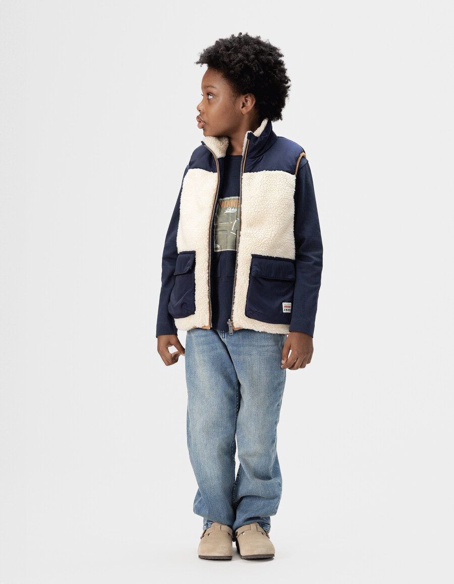 chaqueta acolchada sin mangas reversible en color crudo y azul marino para niño
