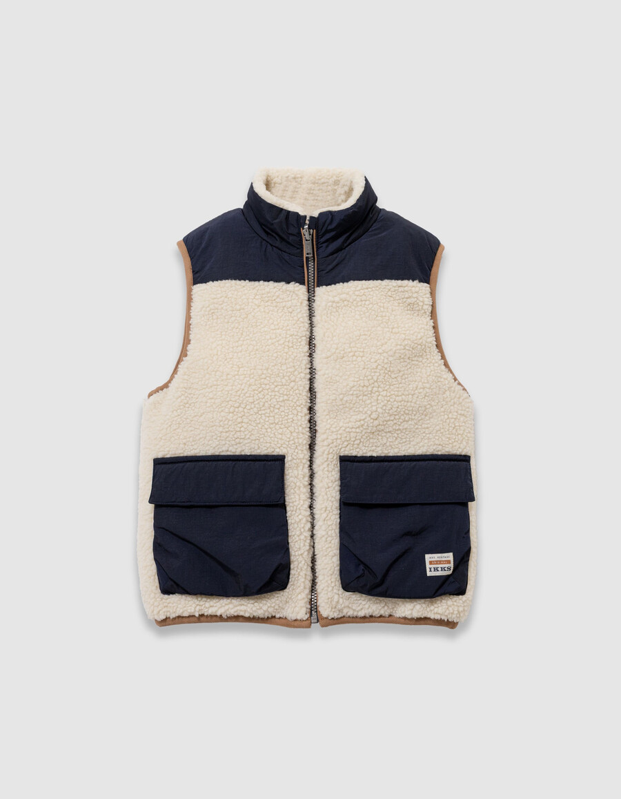 chaqueta acolchada sin mangas reversible en color crudo y azul marino para niño