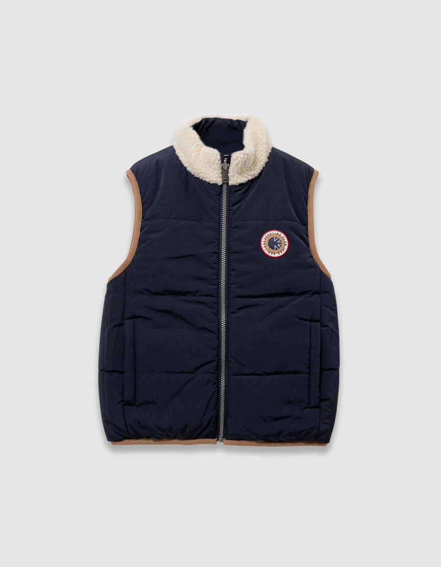 chaqueta acolchada sin mangas reversible en color crudo y azul marino para niño