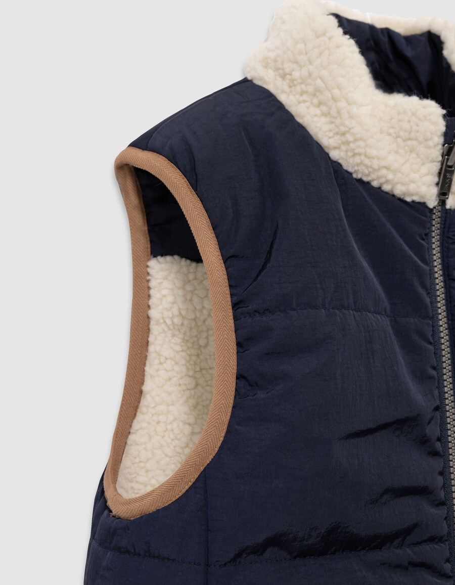 chaqueta acolchada sin mangas reversible en color crudo y azul marino para niño