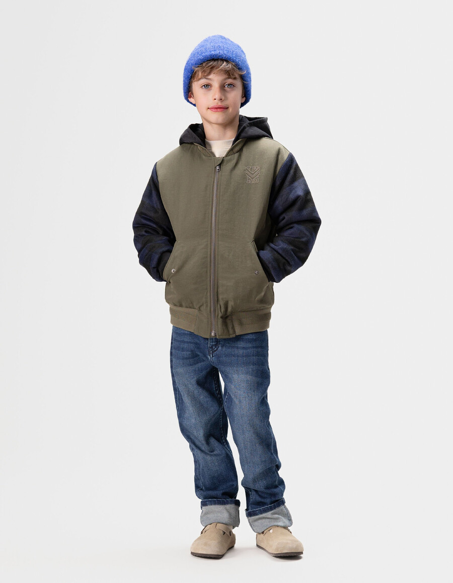 chaqueta estilo bomber con mangas a cuadros color caqui para niño