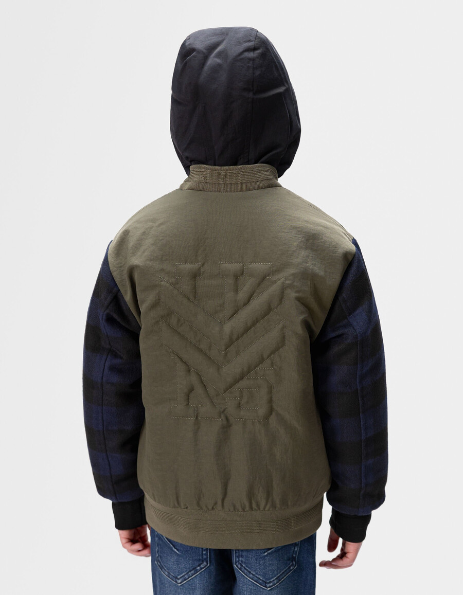 chaqueta estilo bomber con mangas a cuadros color caqui para niño