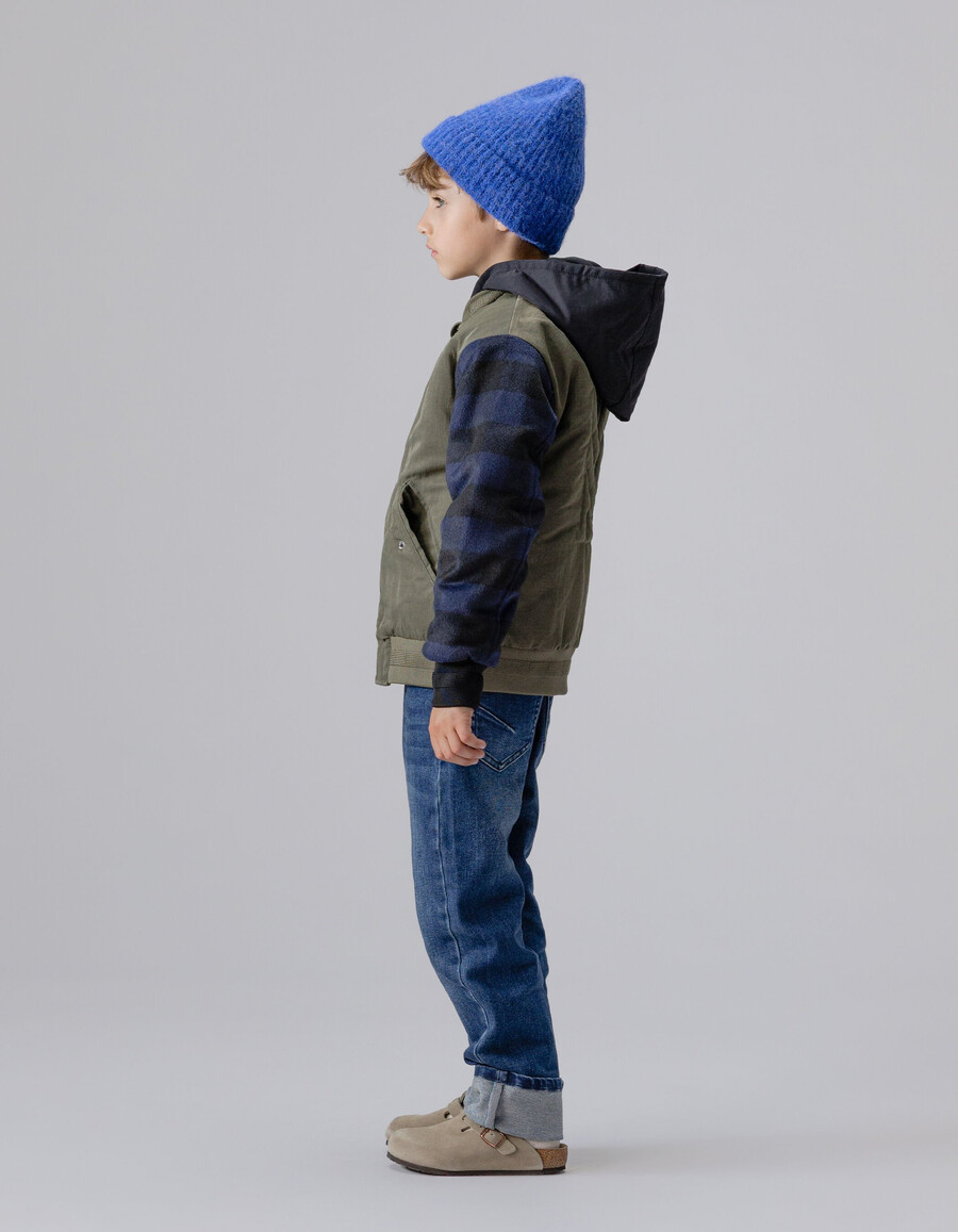 chaqueta estilo bomber con mangas a cuadros color caqui para niño