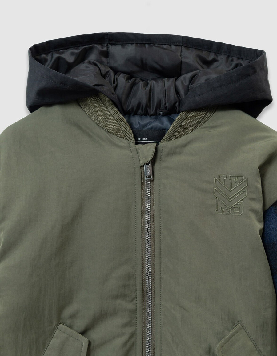 chaqueta estilo bomber con mangas a cuadros color caqui para niño