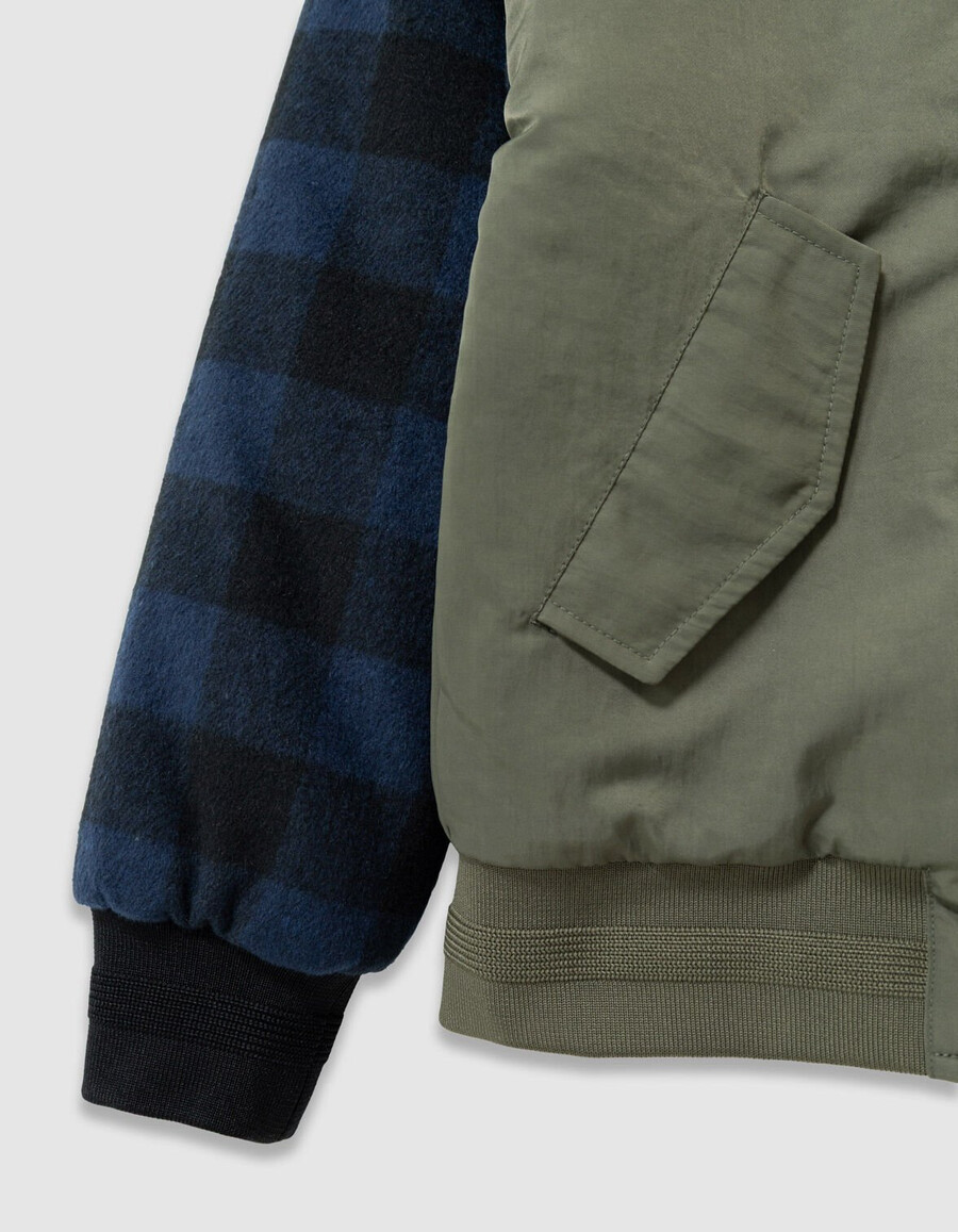 chaqueta estilo bomber con mangas a cuadros color caqui para niño