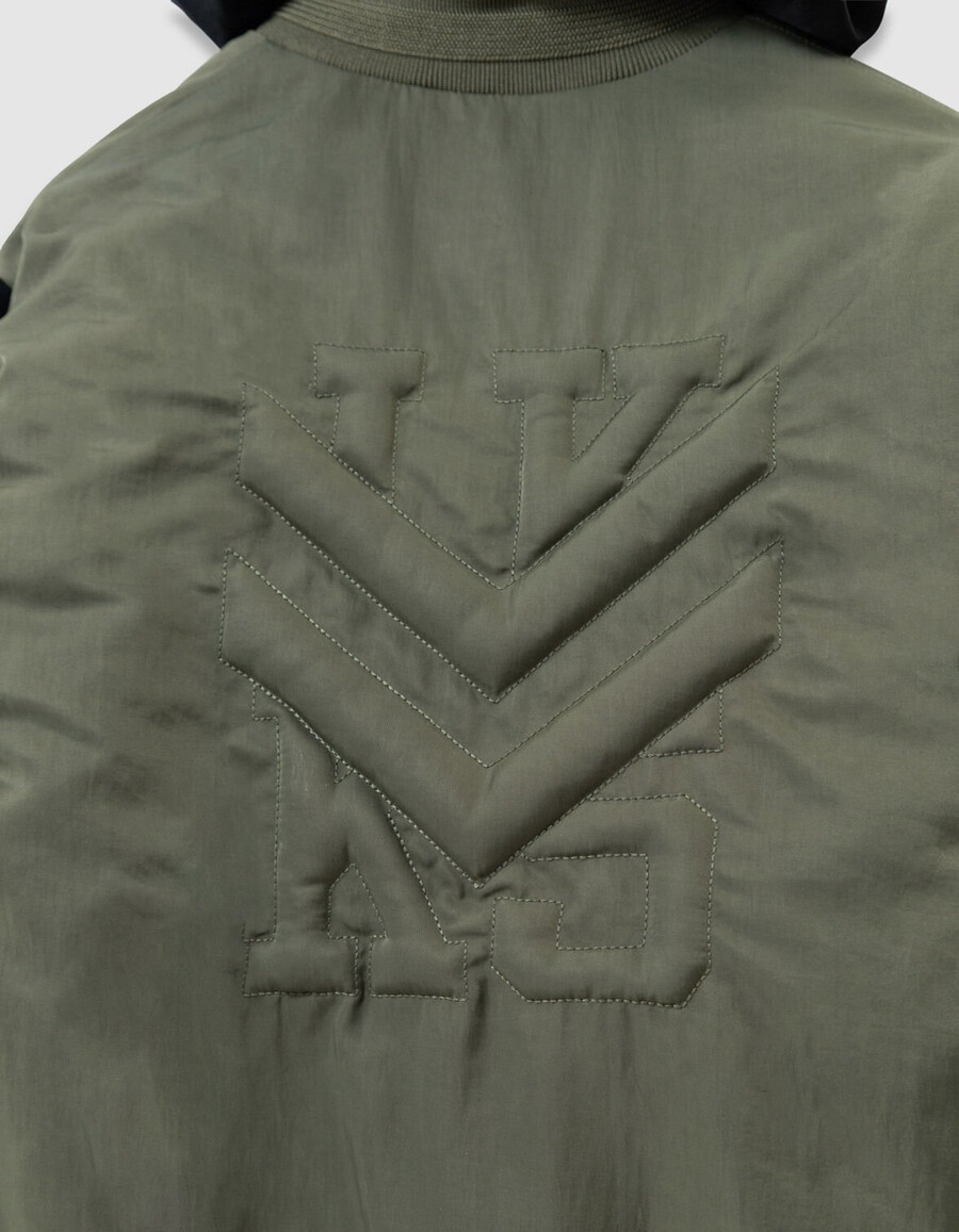 chaqueta estilo bomber con mangas a cuadros color caqui para niño