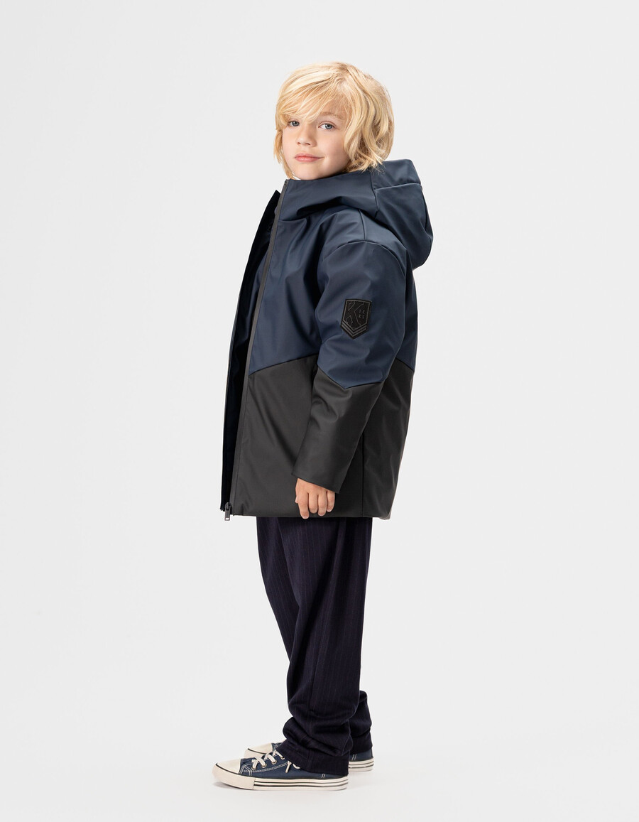 parka con capucha impermeable para niño en azul marino y negro