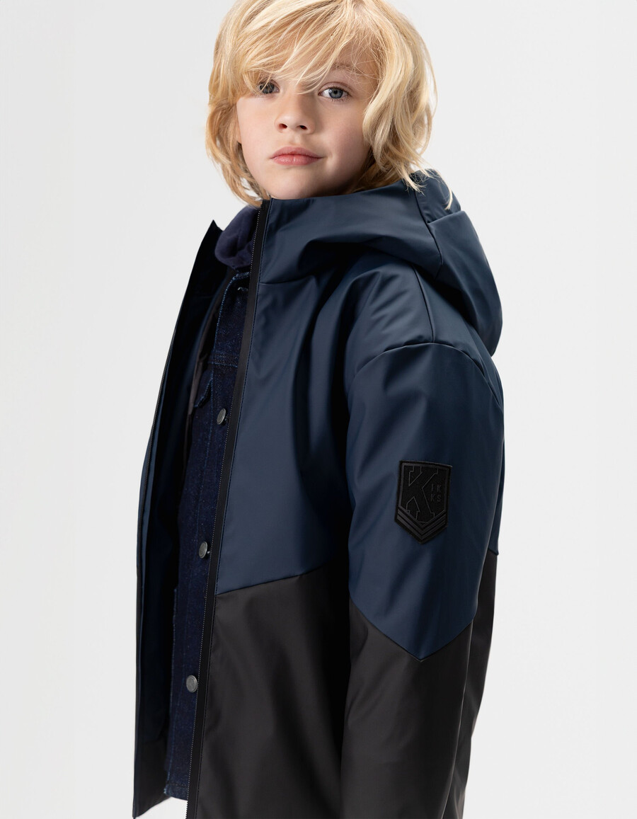 parka con capucha impermeable para niño en azul marino y negro