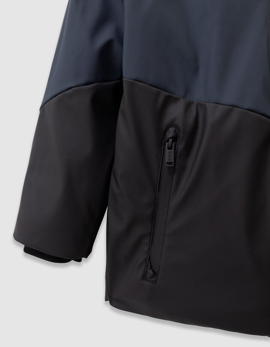 parka con capucha impermeable para niño en azul marino y negro