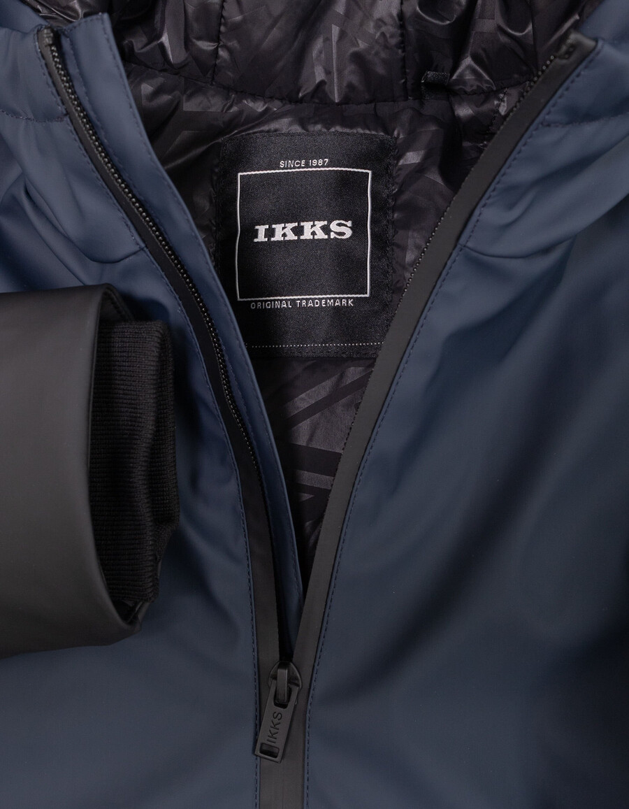 parka con capucha impermeable para niño en azul marino y negro