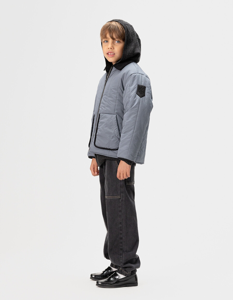 chaqueta acolchada azul para niño con cuello de terciopelo