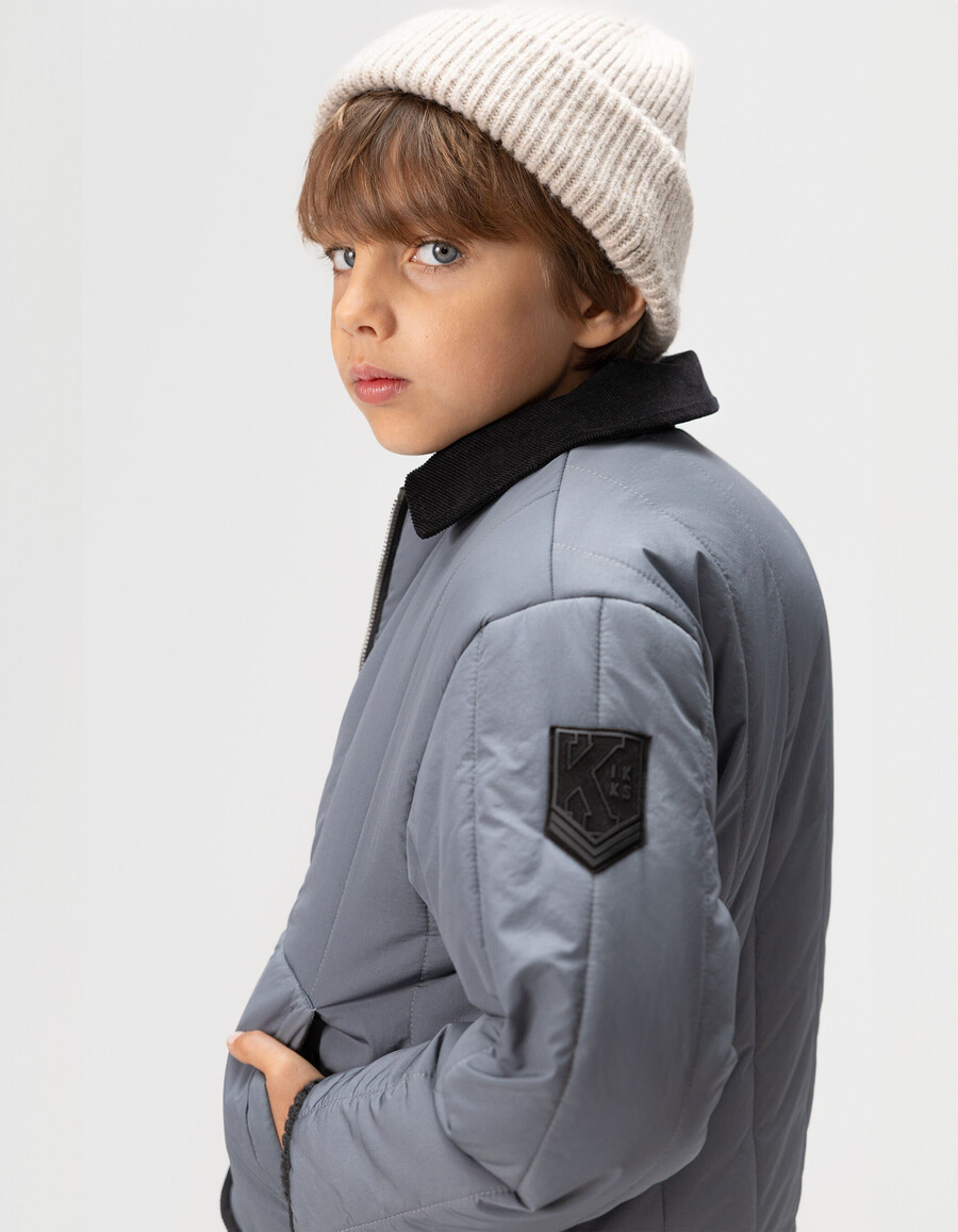 chaqueta acolchada azul para niño con cuello de terciopelo