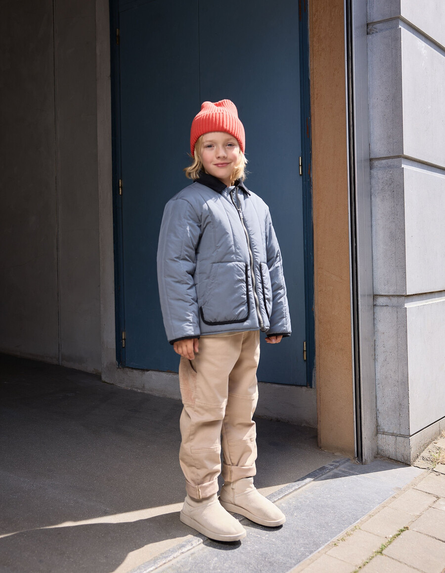 chaqueta acolchada azul para niño con cuello de terciopelo