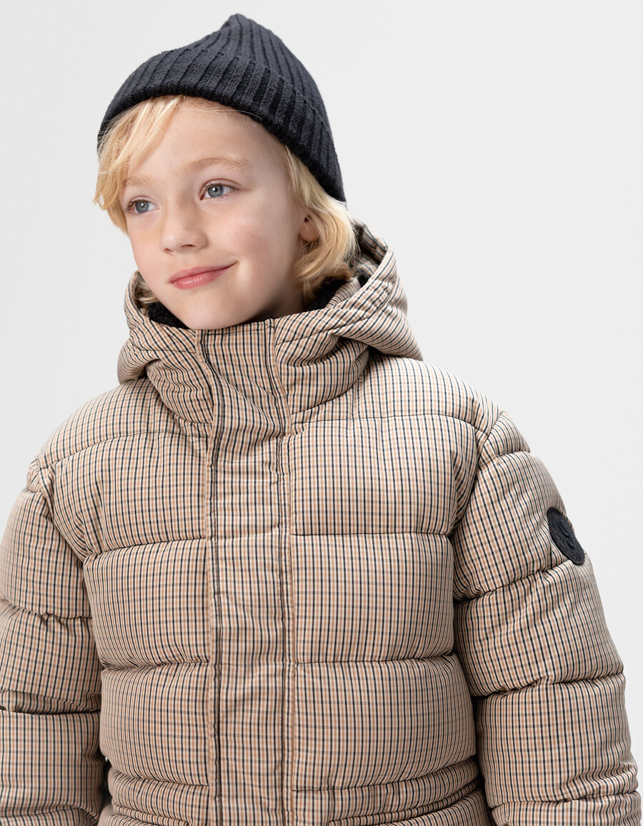 chaqueta acolchada con capucha y forro de piel a cuadros negros para niño