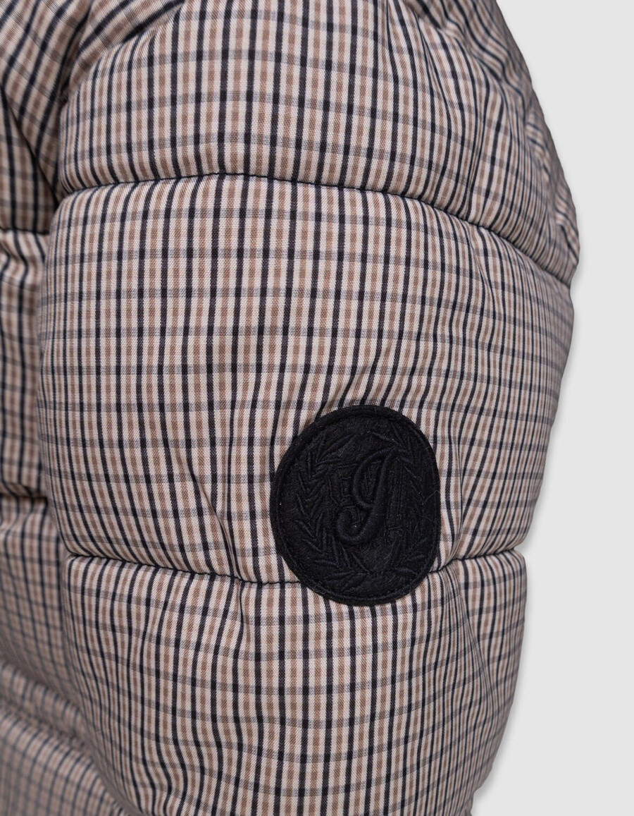 chaqueta acolchada con capucha y forro de piel a cuadros negros para niño