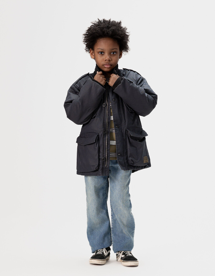 parka negra multibolsillos con cuello de terciopelo para niño