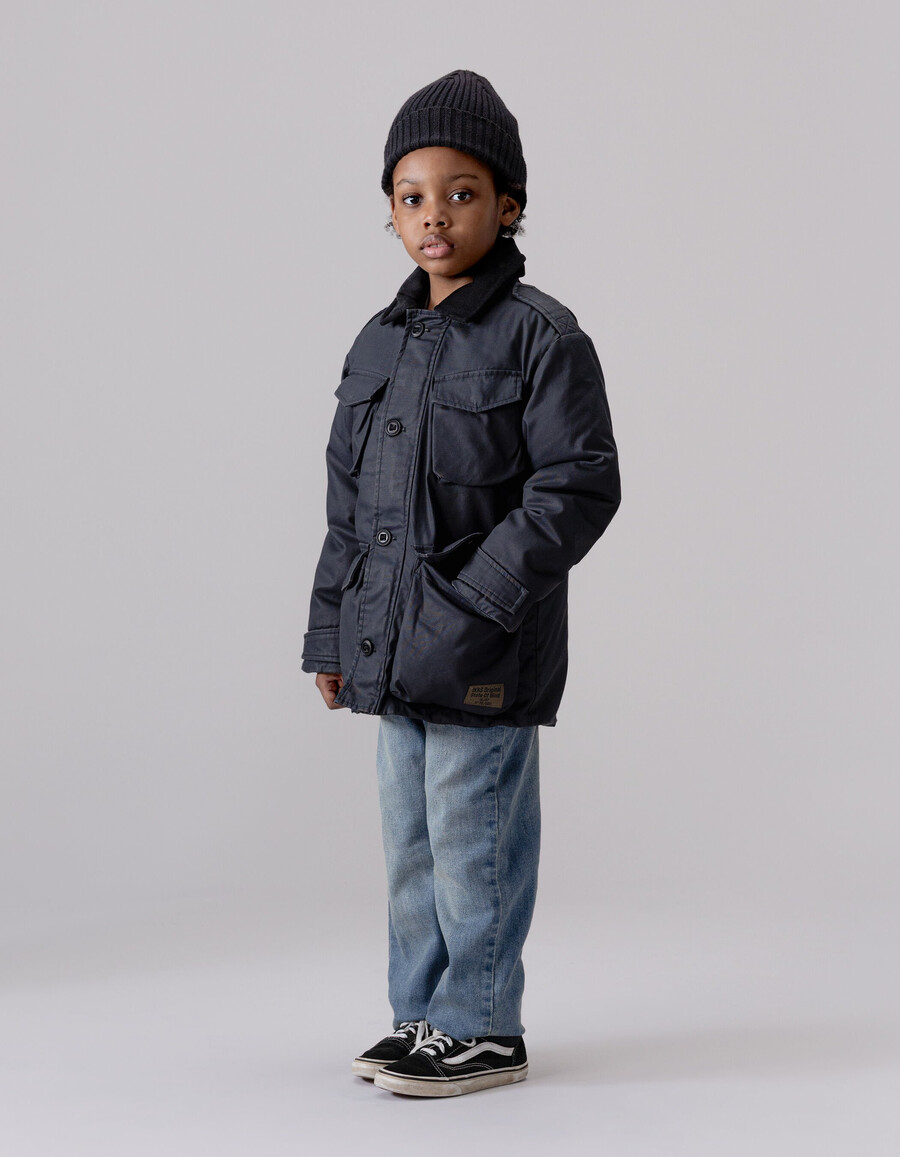 parka negra multibolsillos con cuello de terciopelo para niño