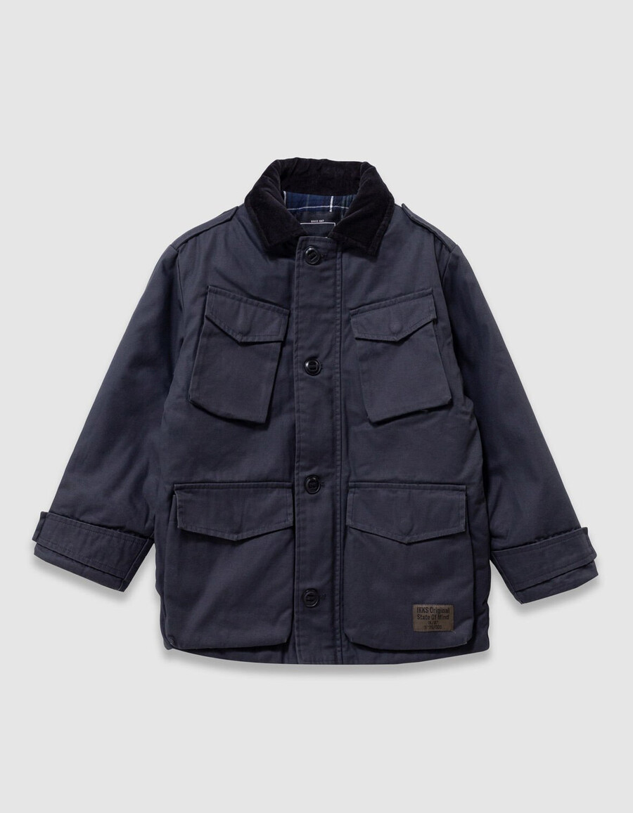 parka negra multibolsillos con cuello de terciopelo para niño