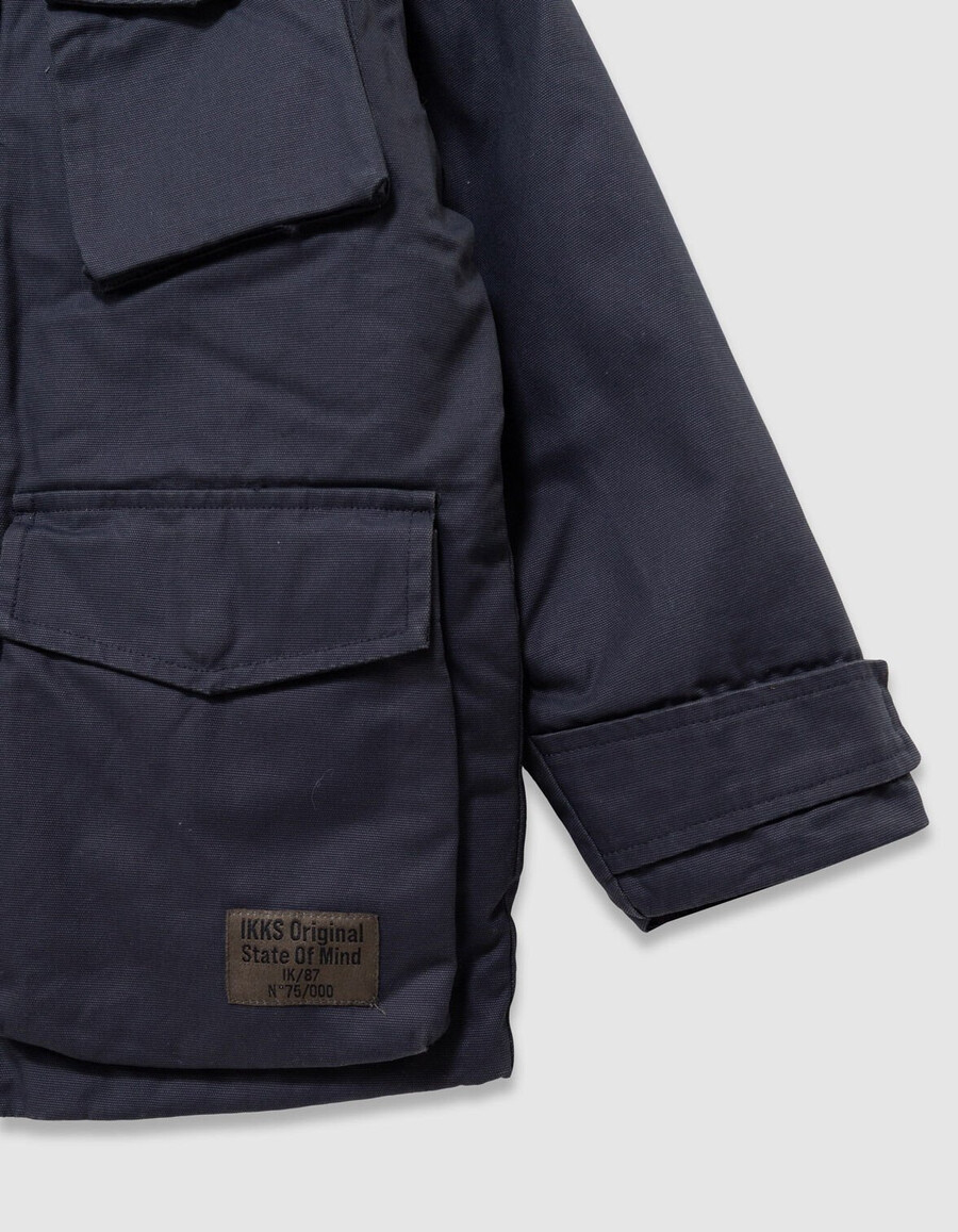 parka negra multibolsillos con cuello de terciopelo para niño