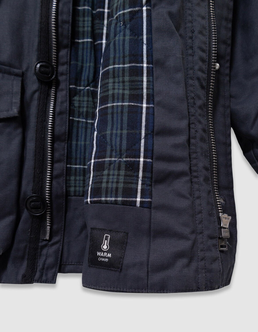parka negra multibolsillos con cuello de terciopelo para niño