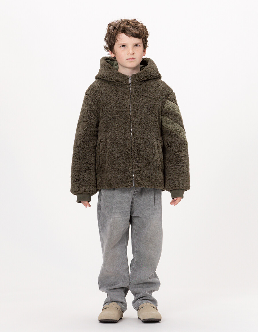 chaqueta acolchada reversible de sherpa y color caqui para niño