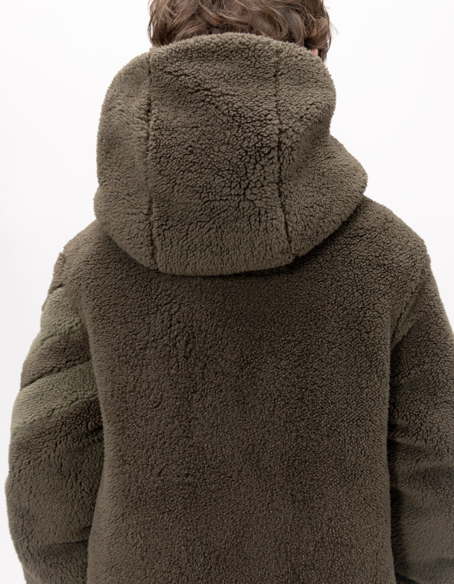 chaqueta acolchada reversible de sherpa y color caqui para niño